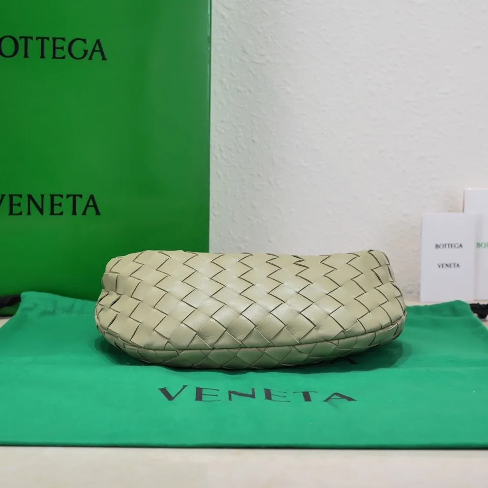 Batch 1120 BV Bottega Veneta's new early spring women's MINI JODIE handbag BV bag 🔥The new method is based on the original rounded corners, knotted with classic woven leather round hobo bag, The most iconic triangular pull-out design, using sheepskin draped soft shape, is super suitable for concave shapes~ Jodie feels really gentle to people, and is definitely the best item for daily matching. It has the same weave, new elements and twists, is compact and versatile, and is the new favorite of street style Internet celebrities! Dimensions: 23x28x8 Model: 6699-1
